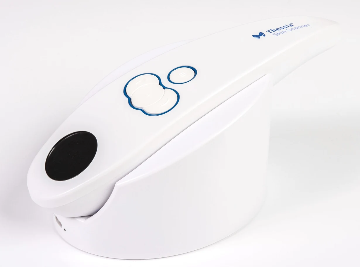 Thessia Skin Scanner sur son socle, vue de trois-quarts